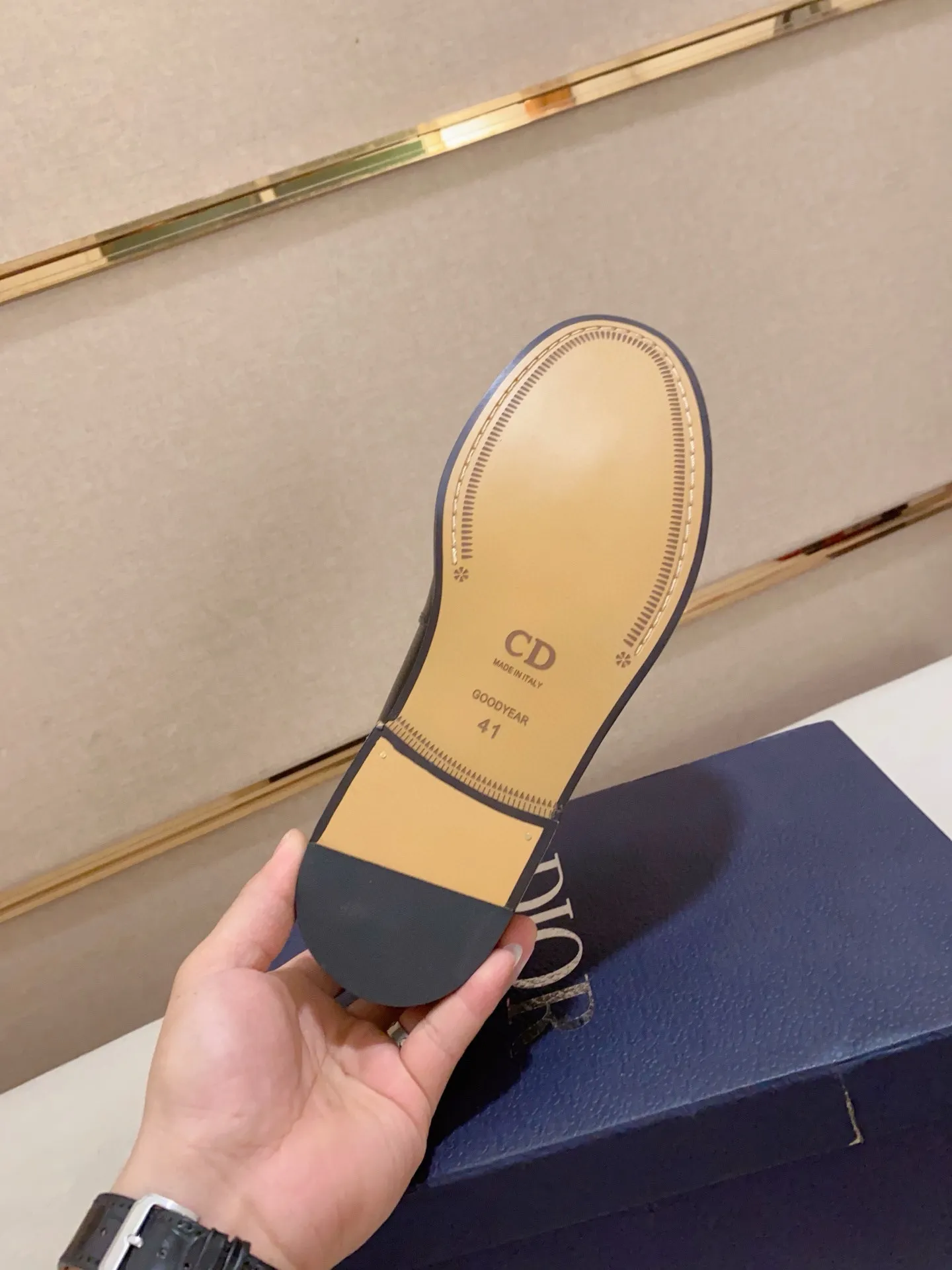 Men's shoes 💰: 560💰 High-end version of Dior Dior's new series. Famous actors and internet celebrities wear super popular designs. The sculptures of French artist Niki de Saint Phalle are designed as rings. Material: Imported original material ➕Painted cowhide Foot pads: cowhide Outsole: Rubber outsole Men's shoe size: 38~44 Can be customized to size 45